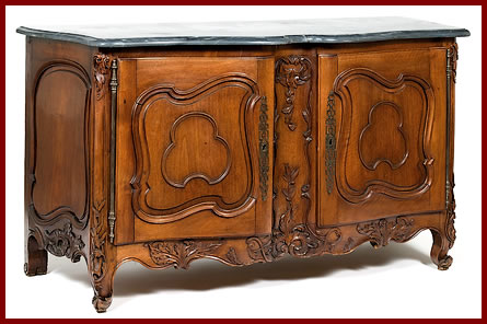 Buffet de chasse provençal en noyer sculpté galbé toutes faces. Nîmes, XVIIIe siècle